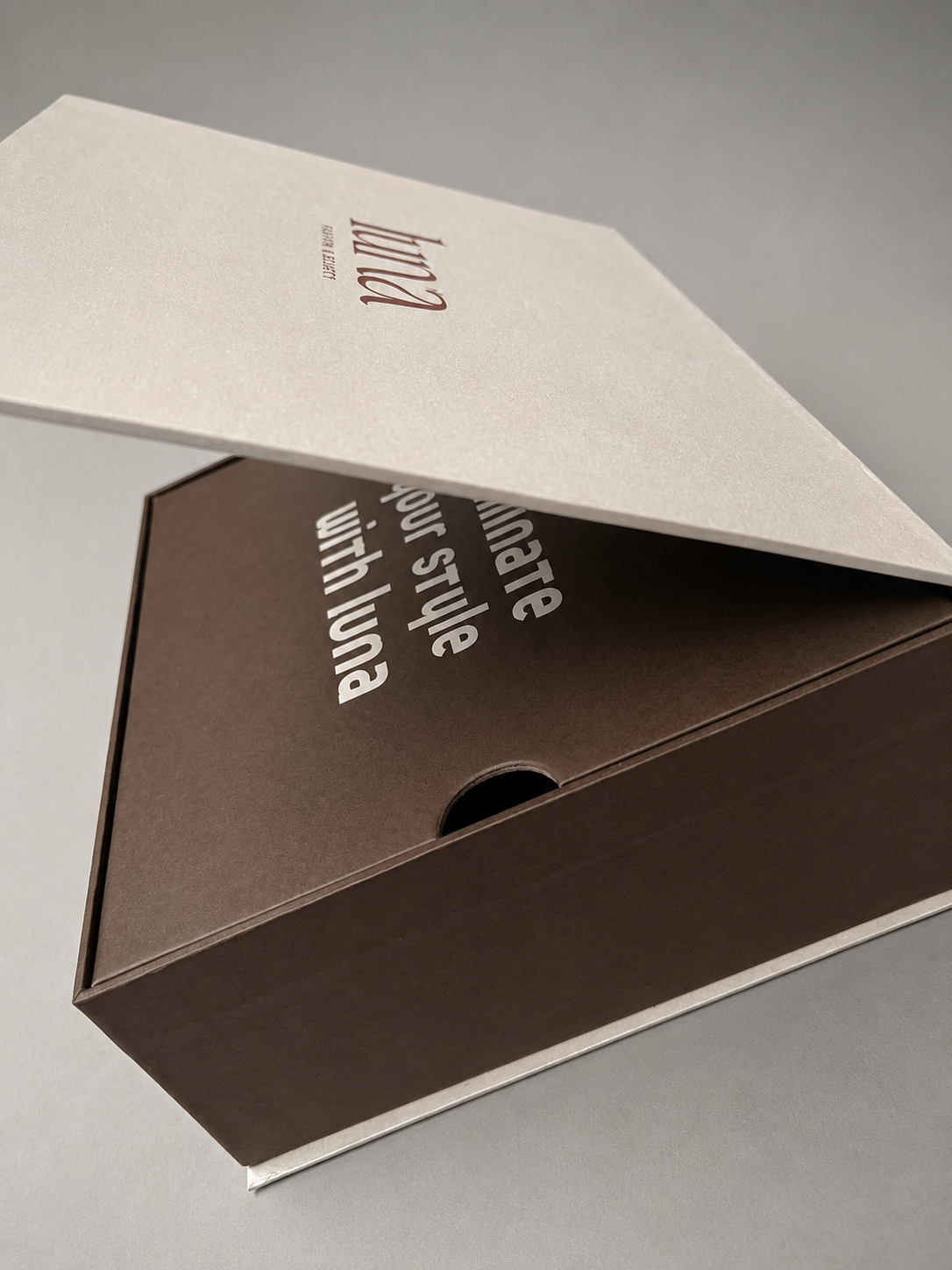 Tray-in-bed rigid box with permanently attached inner tray